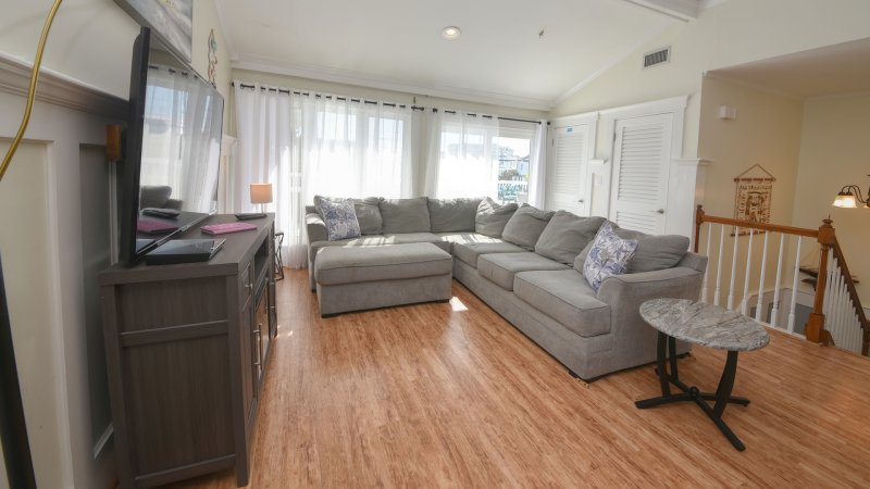 Capn's Cabin – Living Room