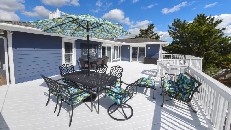Capn's Cabin – Deck