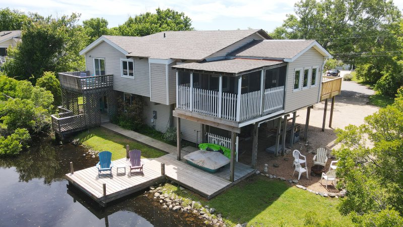 Dock Holiday – Exterior