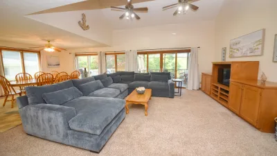 Gus's Hideaway – Living Room