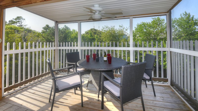 Dock Holiday – Screened Porch