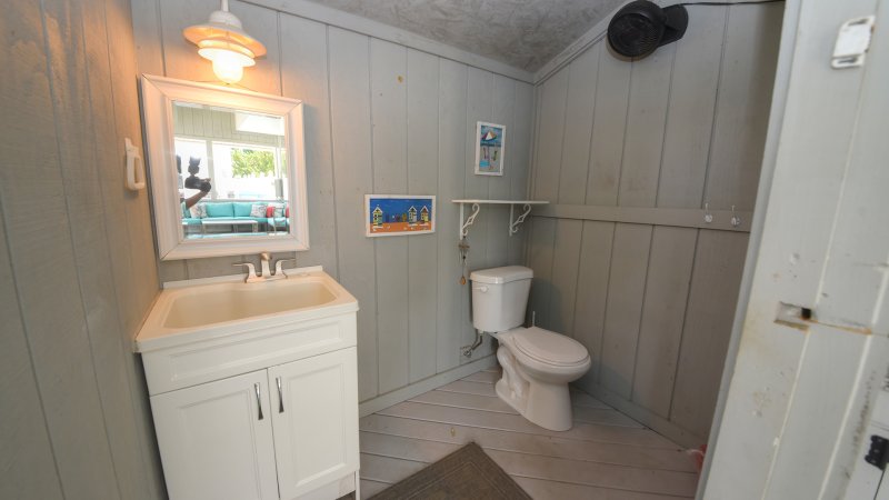 Heroes Retreat 2 – Pool Bathroom