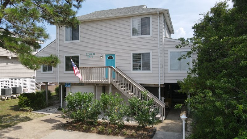 Conch Out – Exterior