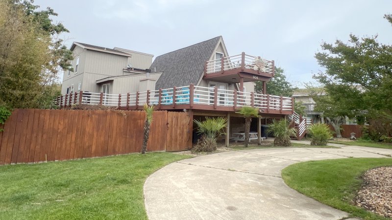Aloha Surf Shack – Exterior
