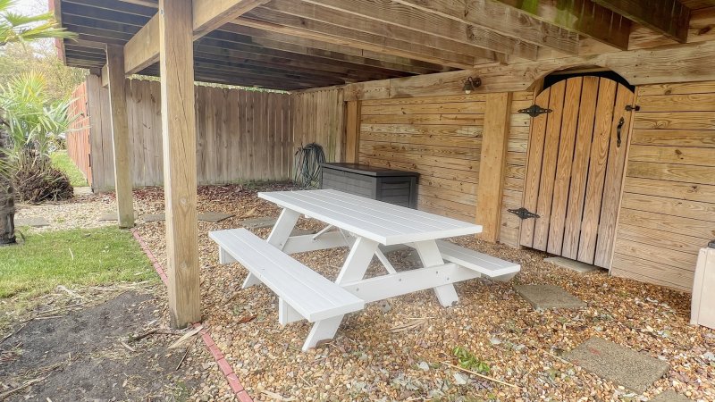 Aloha Surf Shack – Picnic Area