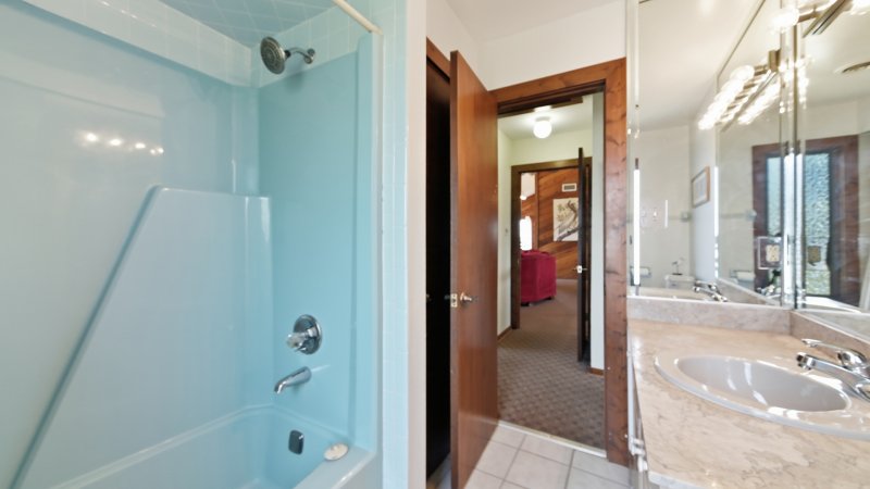 The Shore House – Common Bath for BR2 and BR3