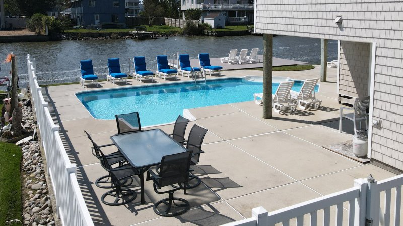 O-Bay-B – Pool