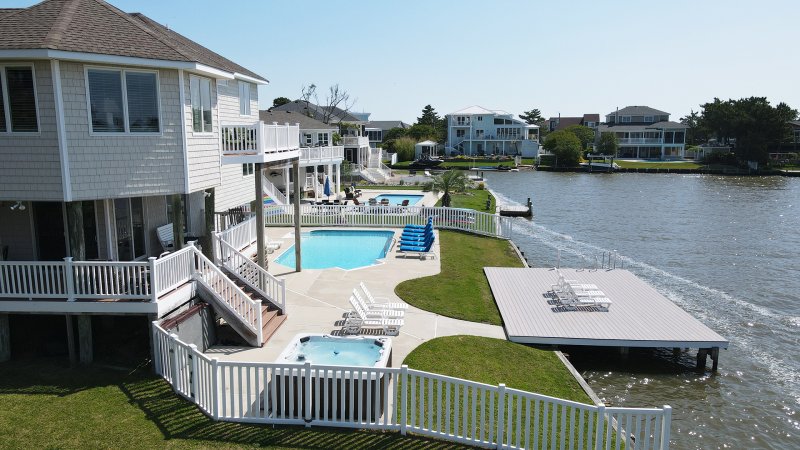 O-Bay-B – Pool