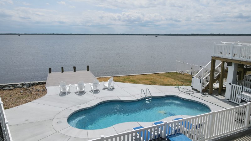 Grace on the Bay – Pool