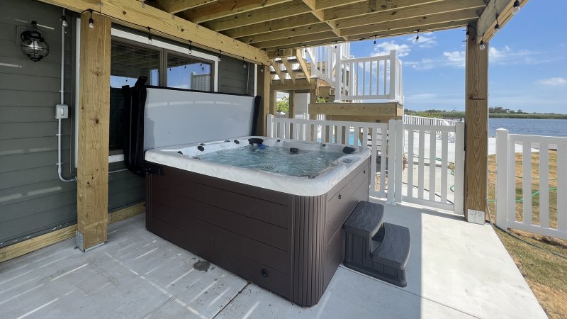 Grace on the Bay – Hot Tub