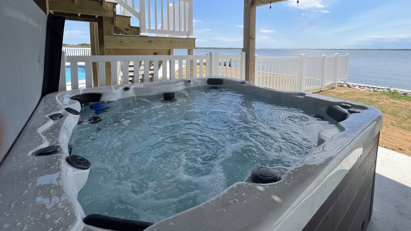 Grace on the Bay – Hot Tub