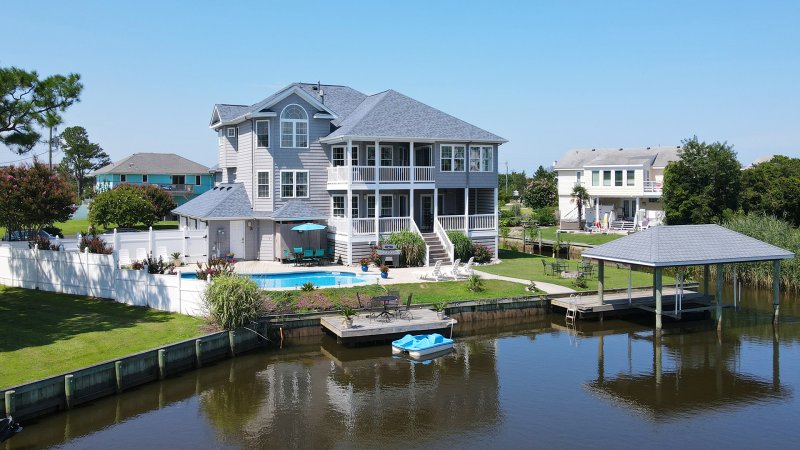 Captain's Watch – Exterior