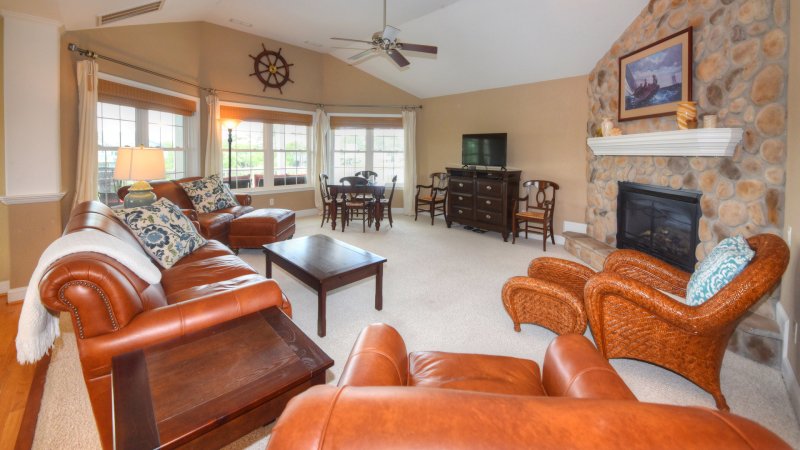 Captain's Watch – Living Room