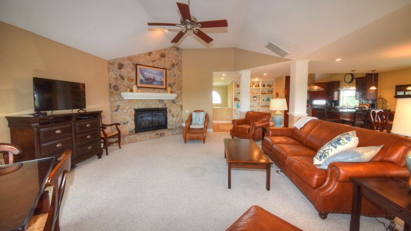 Captain's Watch – Living Room
