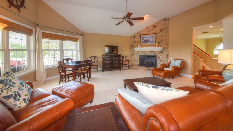 Captain's Watch – Living Room
