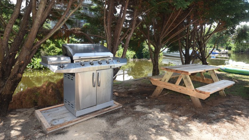 Captain's Watch – Grill Area