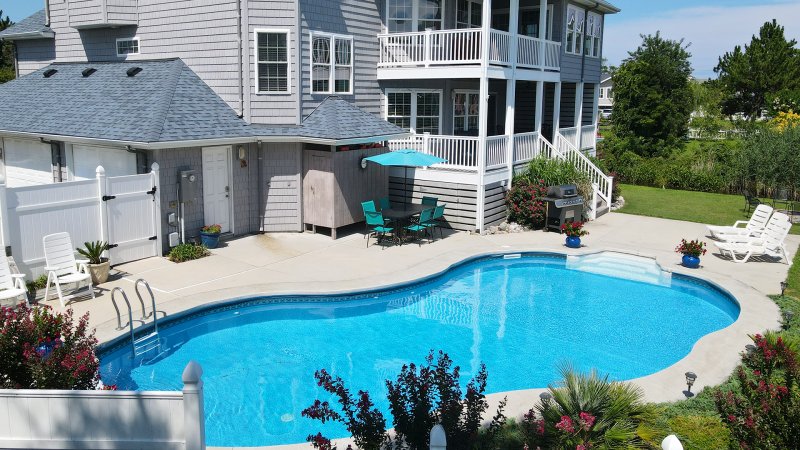 Captain's Watch – Pool