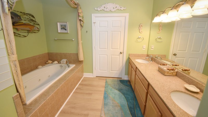 Ocean Haze – Private Bath for BR1