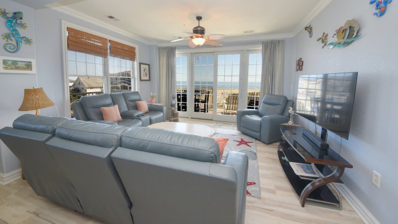 Point Break Oceanfront – Living Room