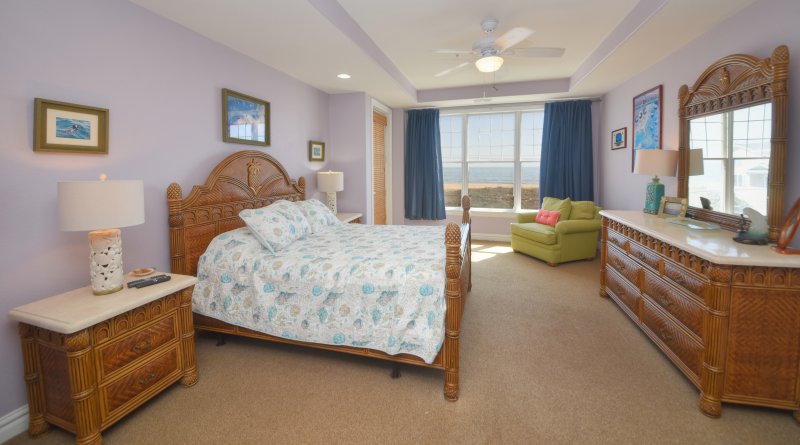 Point Break Oceanfront – Bedroom 1
