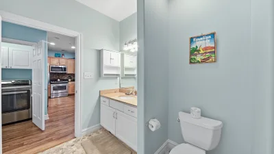 Sandbridge Aloha – Common Bath for BR2 and BR3