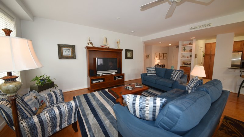 Cozy Inn – Living Room