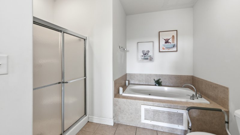 Second Deck – Private Bath for BR1