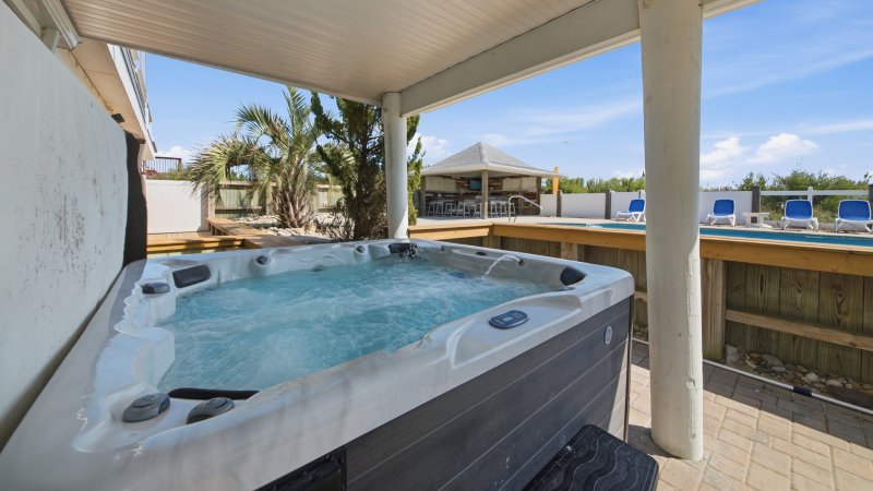 Hala Kahiki – Hot Tub