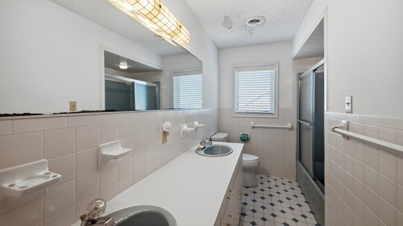 Hala Kahiki – Common Bath for 3rd Floor