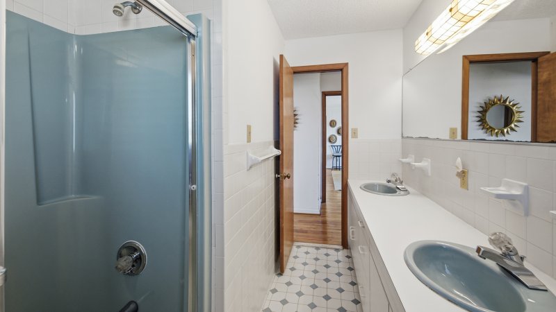 Hala Kahiki – Common Bath for 3rd Floor