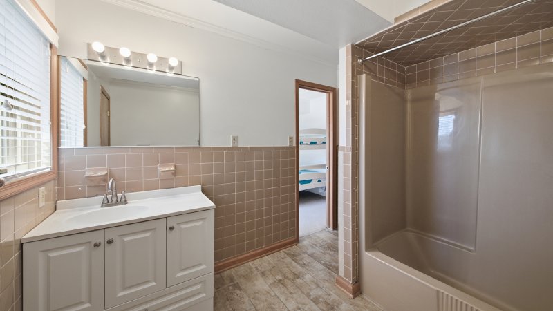 Hala Kahiki – Common Bath for 1st Floor