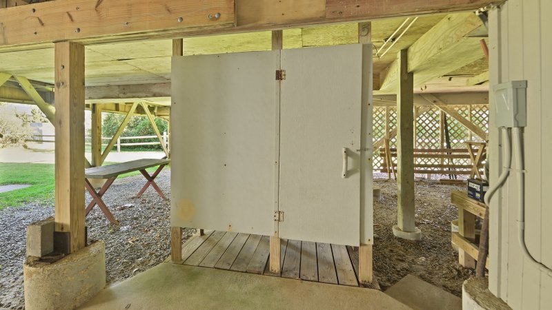 Gullible – Outdoor Shower