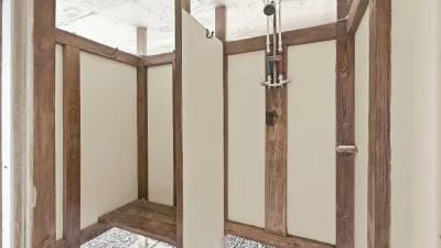Gullible – Outdoor Shower