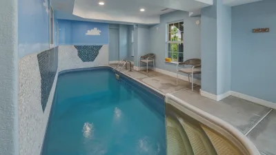 Forever Summer – Indoor Pool