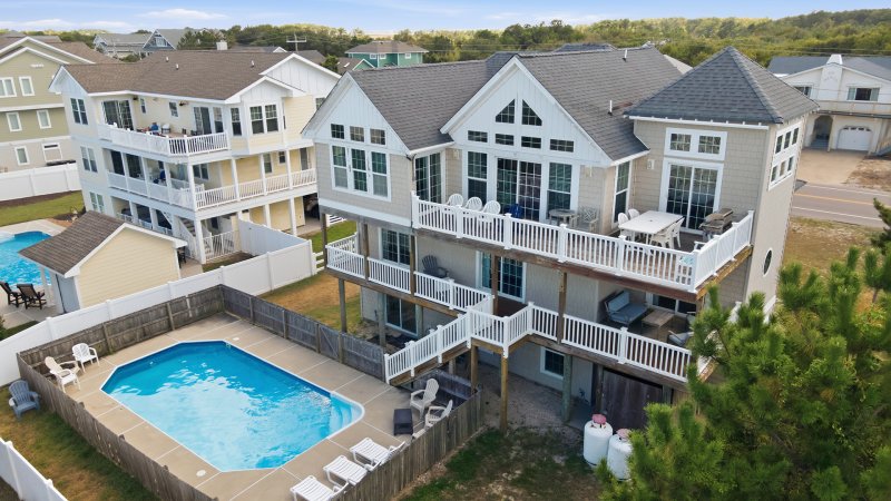 Forever Summer – Exterior