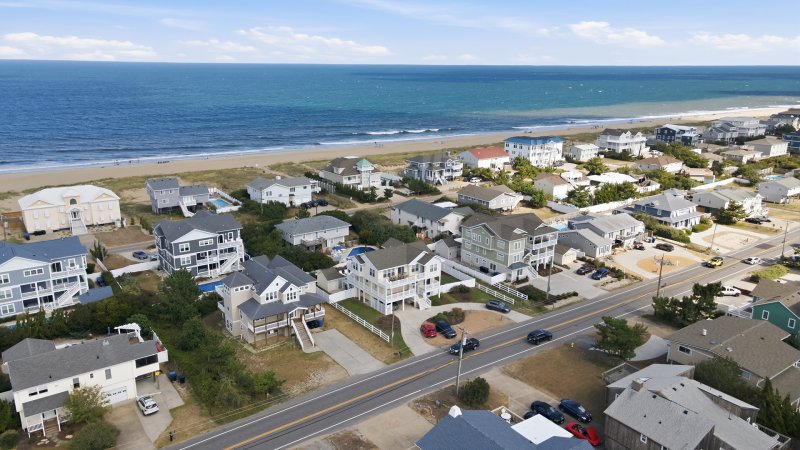 Forever Summer – Exterior