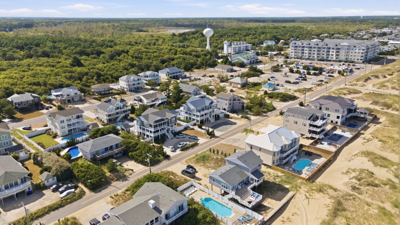 Forever Summer – Exterior
