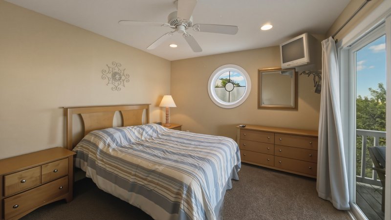 Forever Summer – Bedroom 3