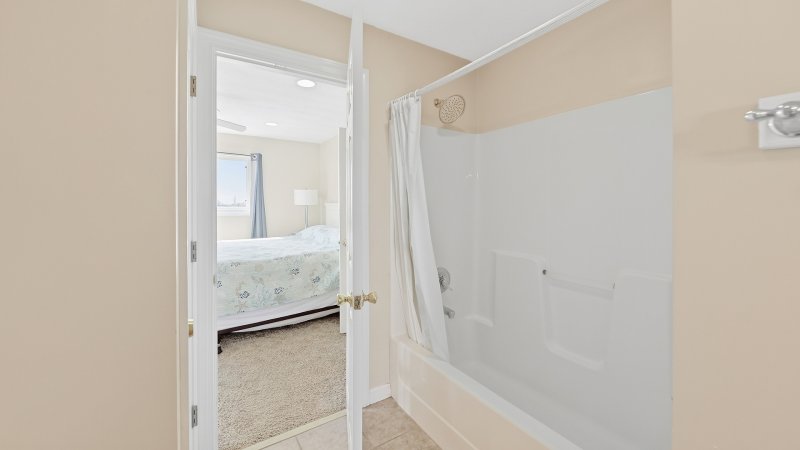 No Comparison Bayside – Common Bath for BR5 and BR6