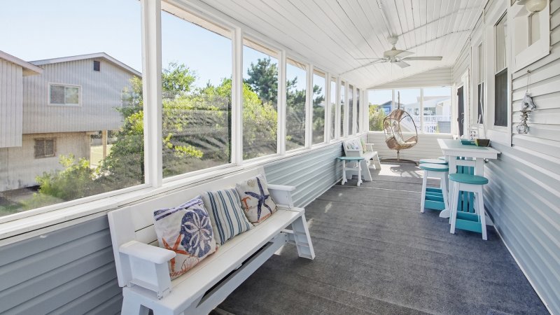 Salty Kisses – Screened Deck