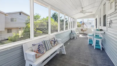 Salty Kisses – Screened Deck