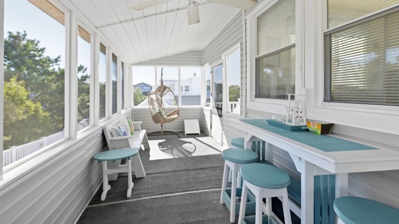 Salty Kisses – Screened Deck