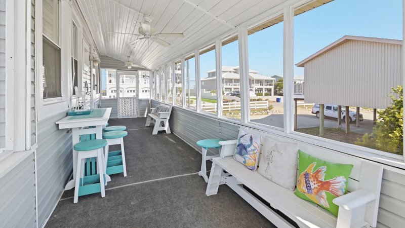 Salty Kisses – Screened Deck