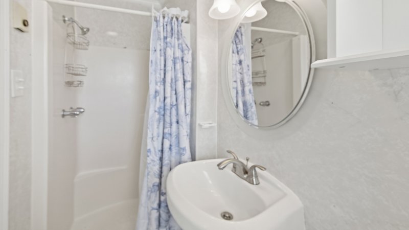 Salty Kisses – Private Bath for BR1