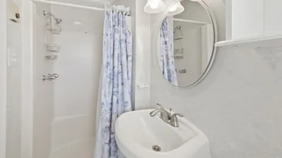 Salty Kisses – Private Bath for BR1