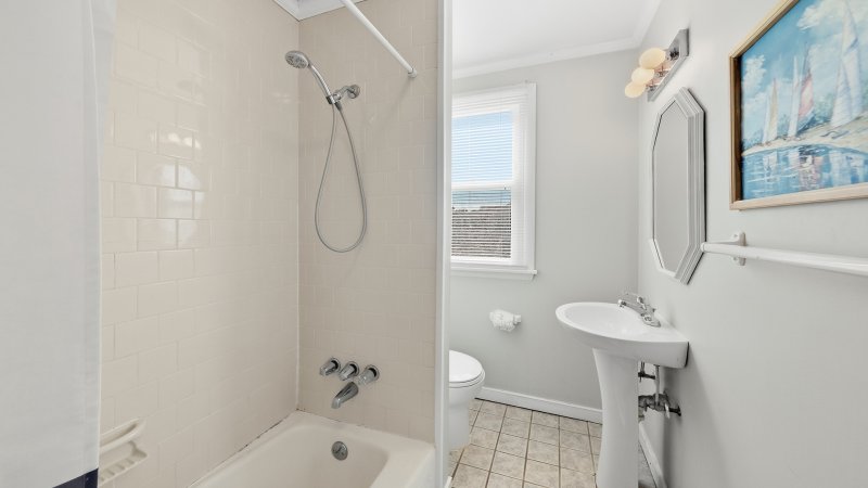 Salty Kisses – Common Bath for 2nd Floor