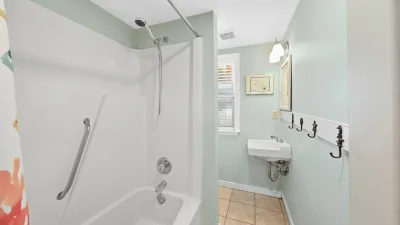 Salty Kisses – Common Bath for 1st Floor