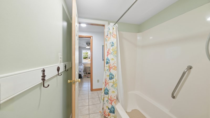 Salty Kisses – Common Bath for 1st Floor