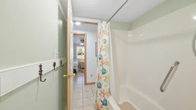 Salty Kisses – Common Bath for 1st Floor