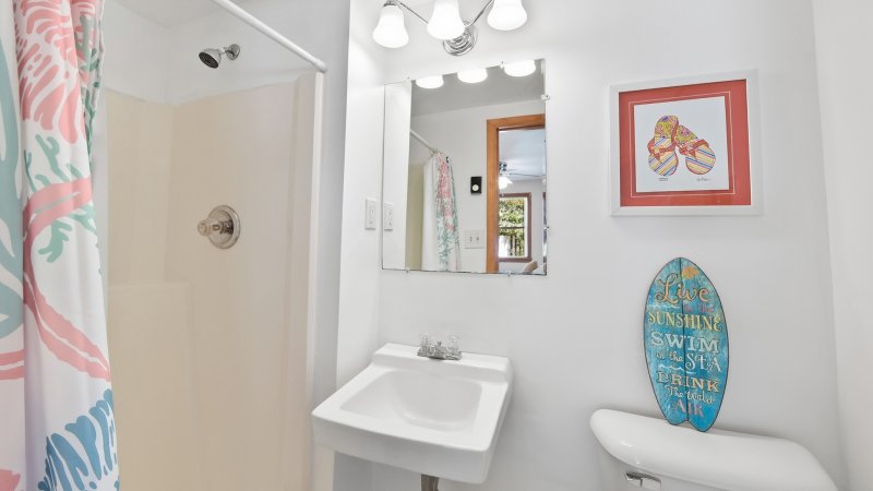 Salty Kisses – Private Bath for BR6